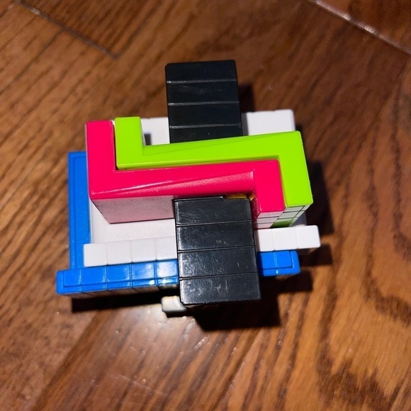 ThinkFun Zig Zag Knot Brainteaser Challenge Ages 8 to Adult - Picture 5 of 6